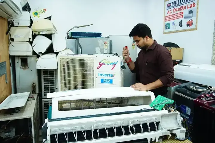 فني يصلح مكيف